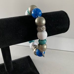 Vintage elasticated bracelet. B3